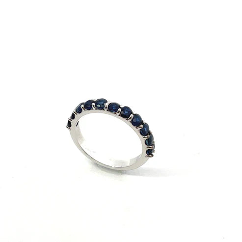 Anillo de eternidad con zafiros azules redondos que rodean toda la banda de oro 18k