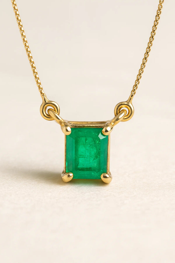 Collar con dije de esmeralda en oro