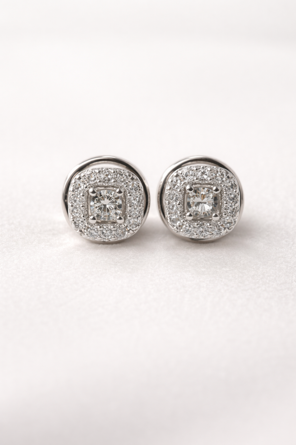 Arete individual de halo con diamante de corte cojín en oro