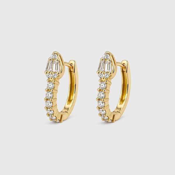 Arracadas huggie de oro amarillo 18k con diamante de corte pera colgante
