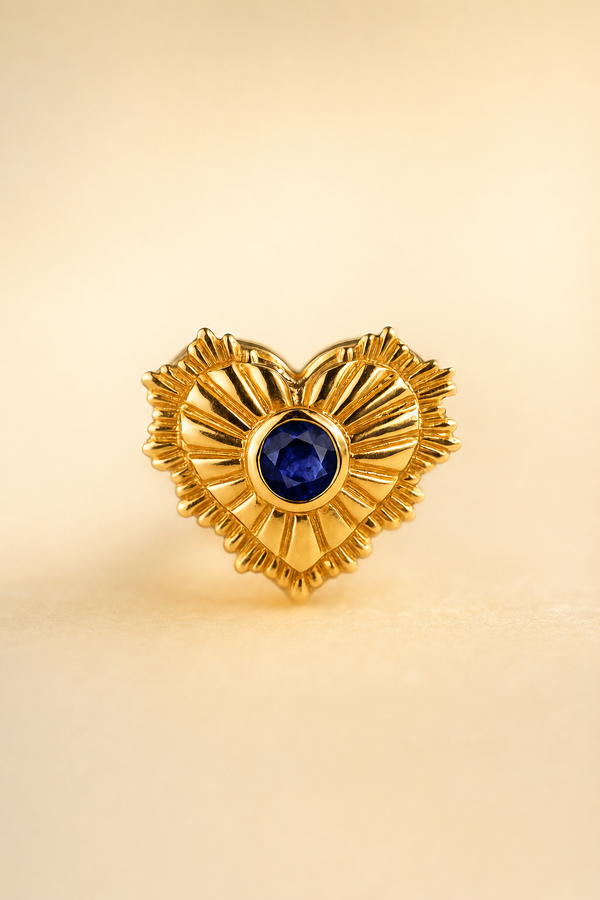 Dije de corazón de oro 18k con corte diamantado y zafiro de 3 mm