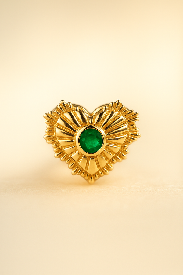 Dije de corazón de oro 18k con corte diamantado y esmeralda de 3 mm