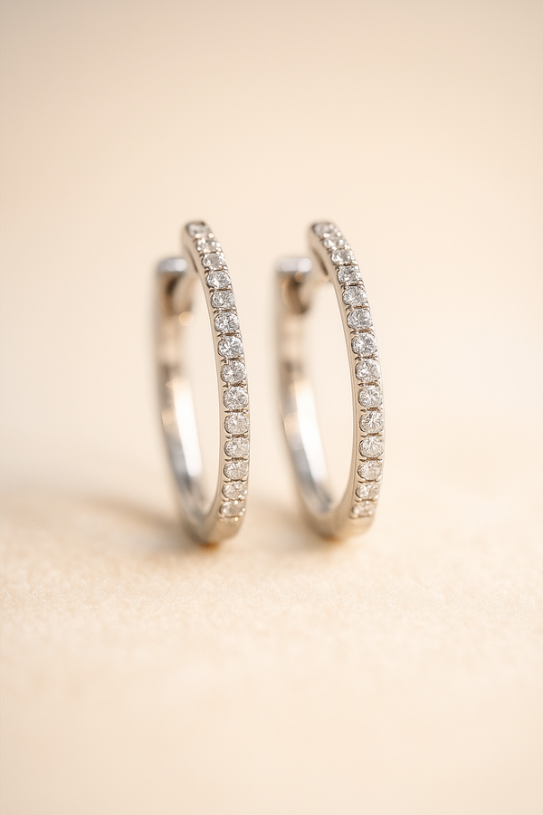 Arracadas huggie clásicas con diamantes en oro