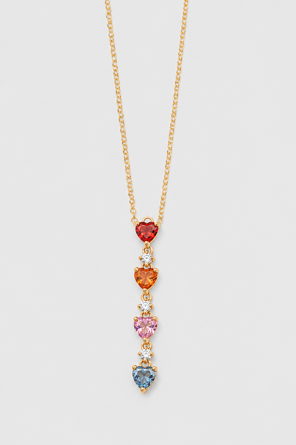 Collar de charms de corazón con zafiros multicolor en cadena rolo de oro 18k