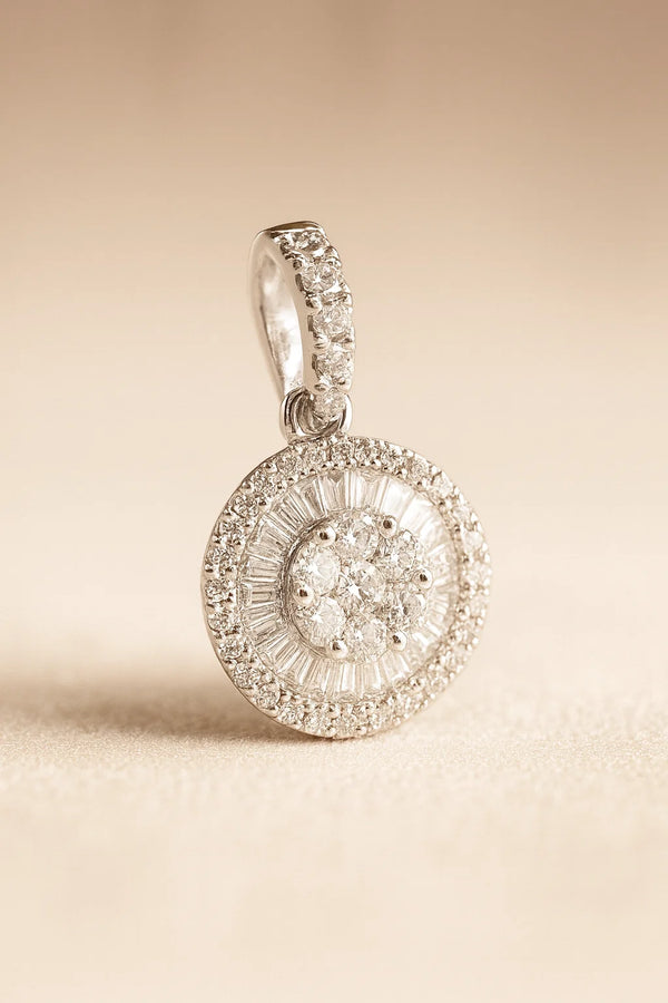 Dije de halo con diamantes baguette en oro