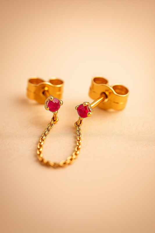 Aretes colgantes con rubí natural de 1.5 mm suspendido de cadena rolo de oro