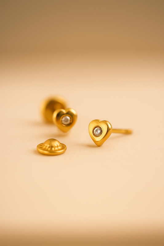 Broqueles mini de corazón en oro 18k con diamante central de 1 mm