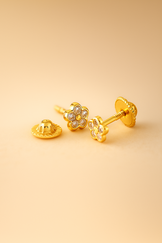 Broqueles mini de flor en oro 18k con diamantes repartidos en los pétalos