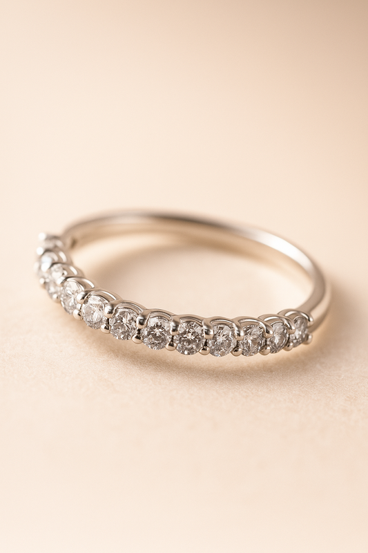 Anillo de media eternidad con diamantes en oro