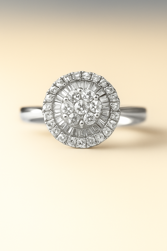 Anillo de flor con halo de diamantes en oro