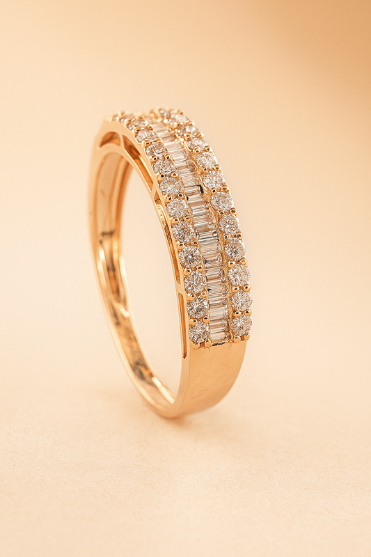 Anillo de corona con diamantes baguette en oro