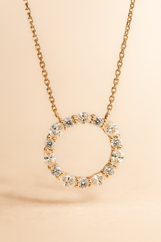 Collar con dije de círculo de diamantes en oro