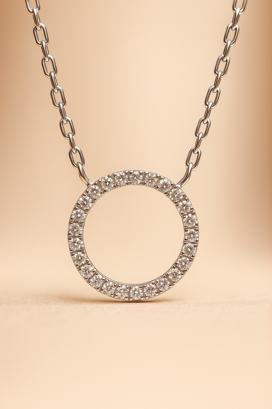 Collar con dije de círculo en oro blanco
