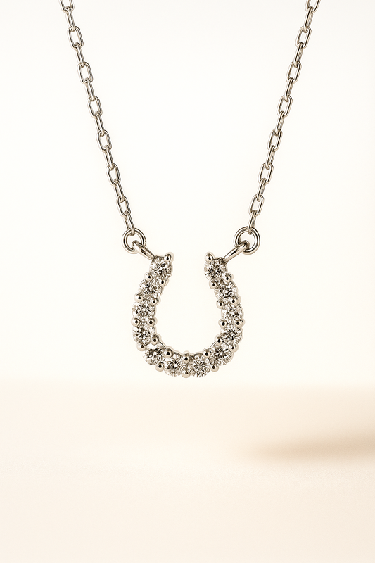 Collar con dije de herradura de diamantes en oro