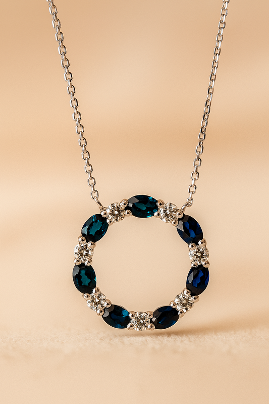 Collar con zafiro y halo de diamantes en oro