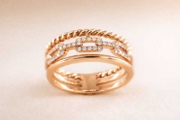 Anillo de eslabón cubano texturizado con diamantes en oro