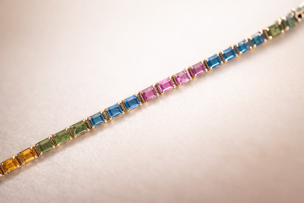 Pulsera de tenis en oro blanco 18k con zafiros multicolor de 4.5 quilates