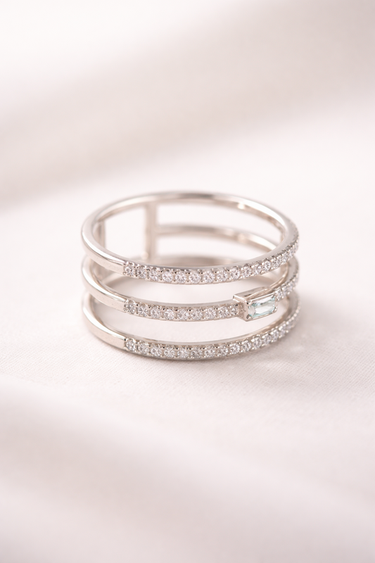 Anillo trío con diamantes baguette y redondo en oro