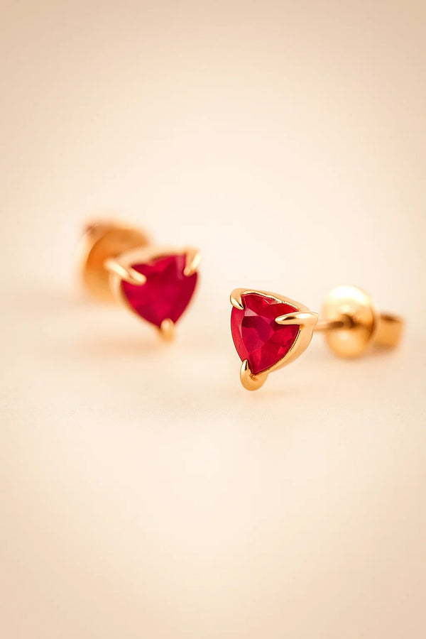 Aretes de corazón de rubí en oro