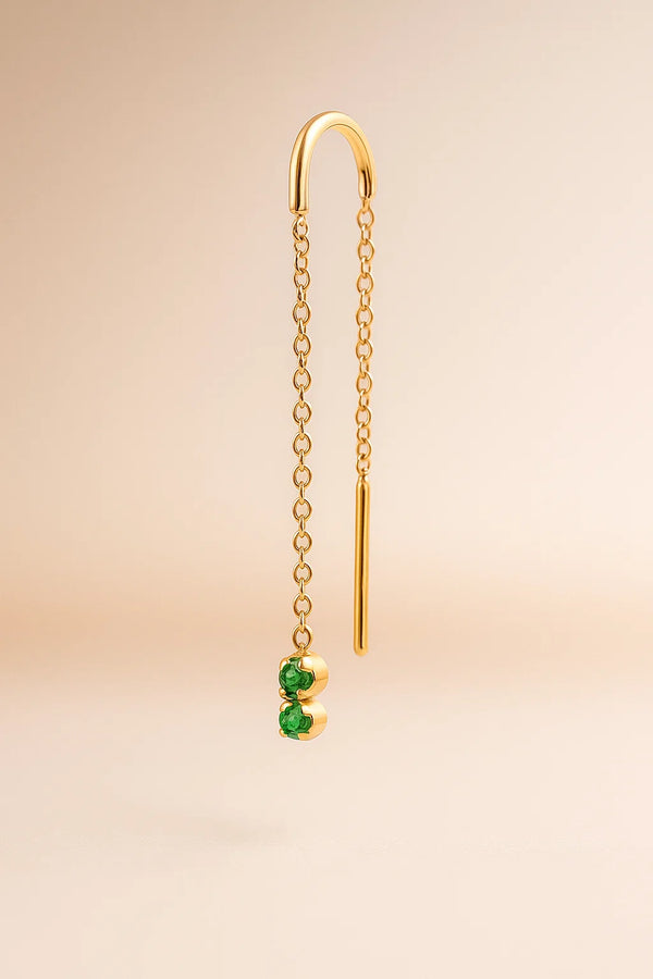 Arete individual con esmeralda colgando de cadena rolo de oro 18k