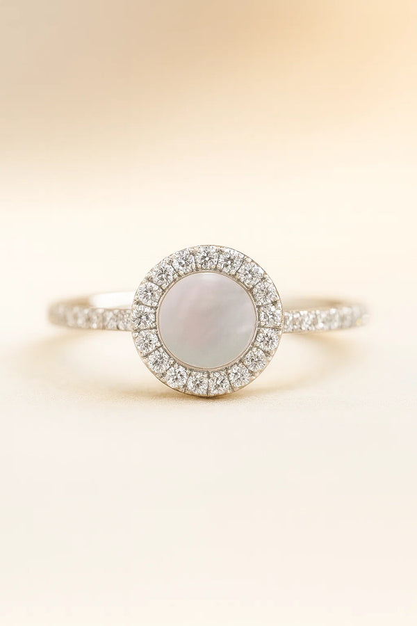 Anillo de perla con halo de diamantes en oro amarillo