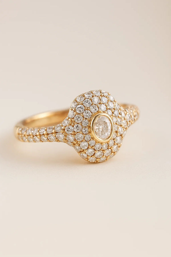 Anillo de halo con diamante oval engastado en bisel de oro