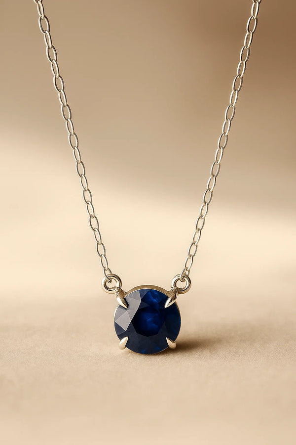 Collar solitario con zafiro en cadena fina de oro