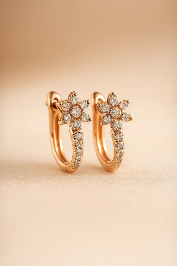 Arracadas huggie con flor de diamantes en oro