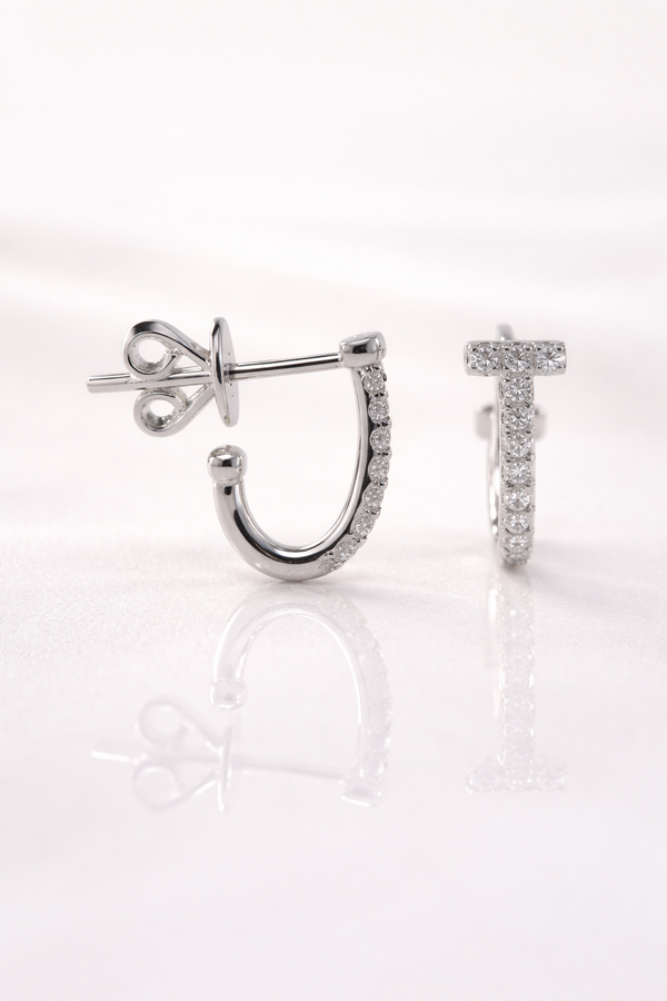 Arracadas huggie curvas con diamantes en oro