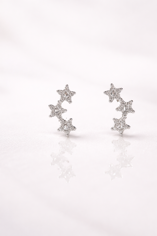 Arete individual de tres estrellas con diamante en oro