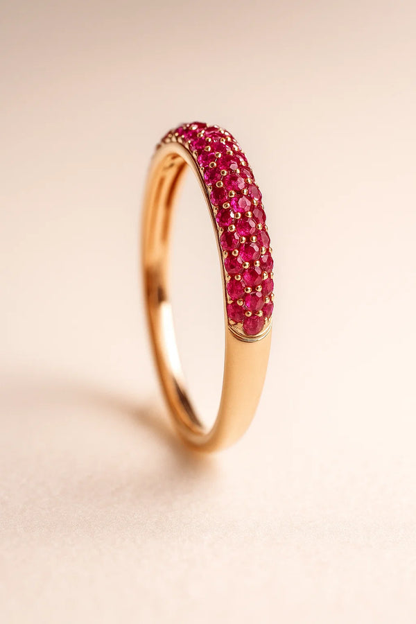 Anillo de media eternidad con rubíes en oro