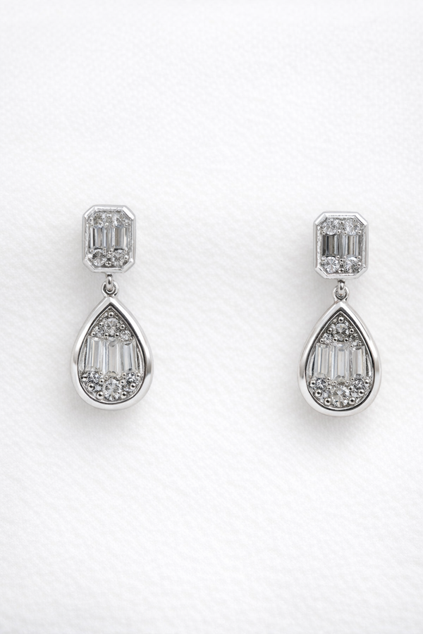 Arete colgante con diamante pera y baguette en oro