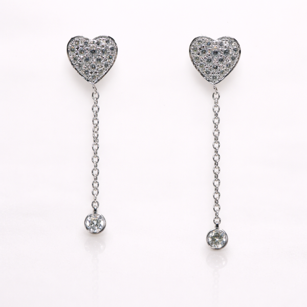 Arete individual de corazón de diamantes en cadena de oro