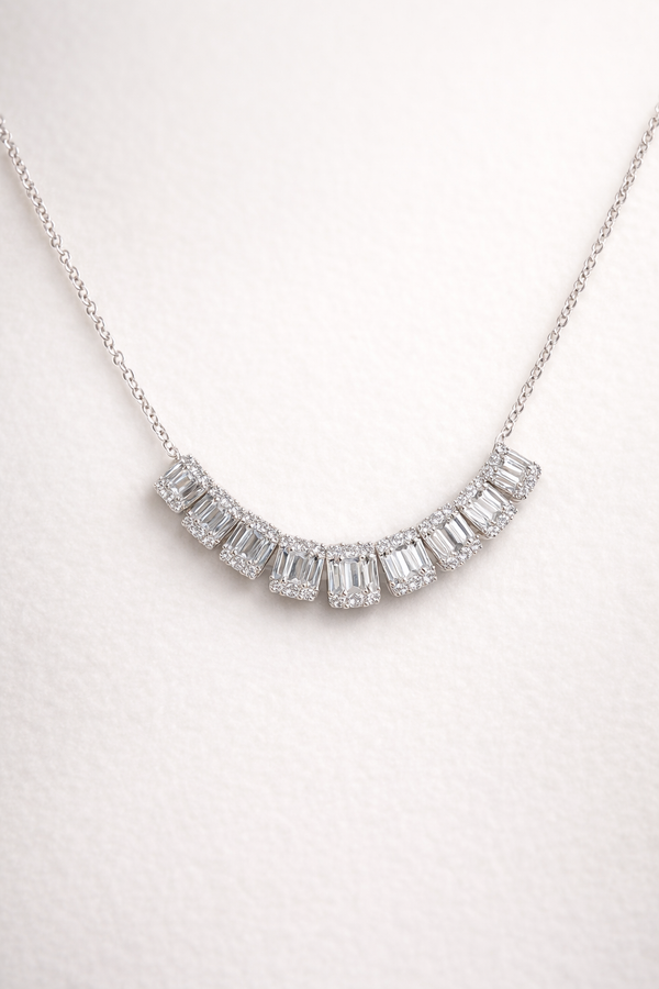 Collar con dije de corona de diamantes en oro