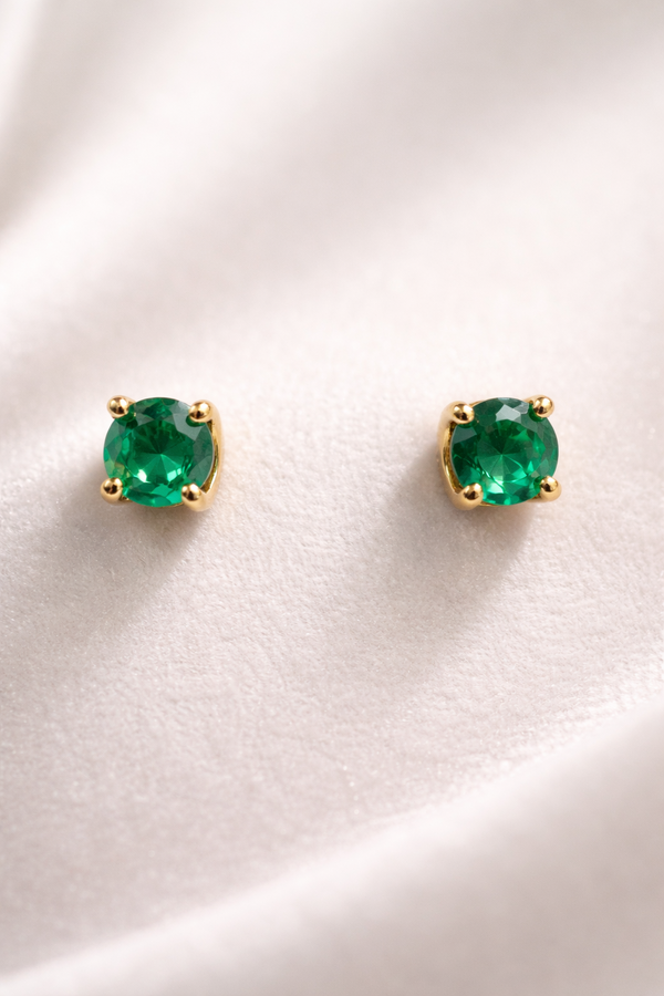 Broqueles solitario con esmeralda de 4.5 mm en oro amarillo 18k