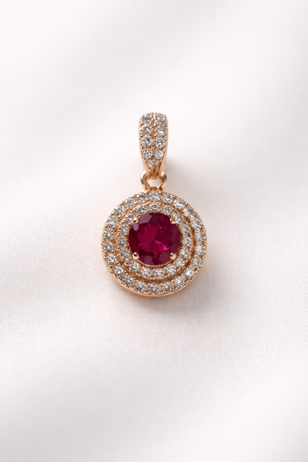Dije de rubí con halo de diamantes en oro