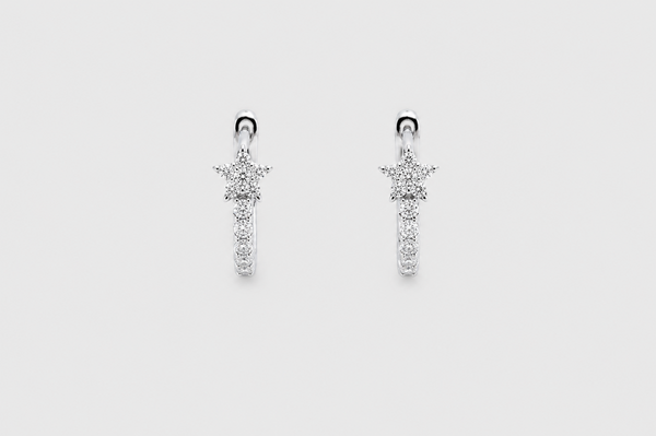 Arracadas huggie con estrella de diamantes en oro