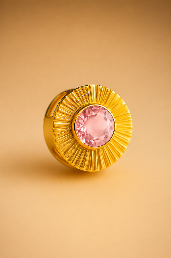 Dije de sol en oro con cuarzo rosa