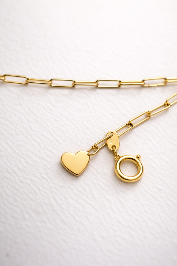 Pulsera de cadena paper clip con charm de corazón en oro