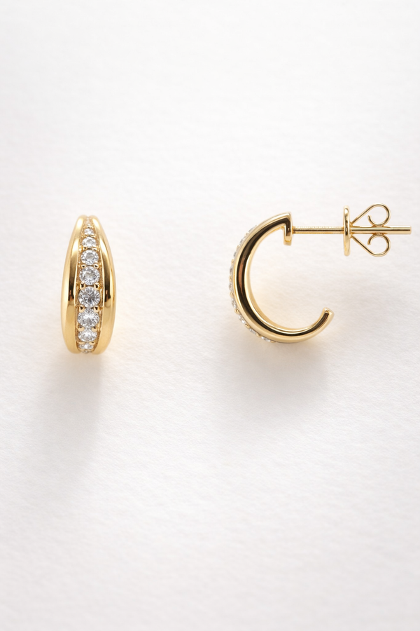 Aretes de concha con diamantes en oro