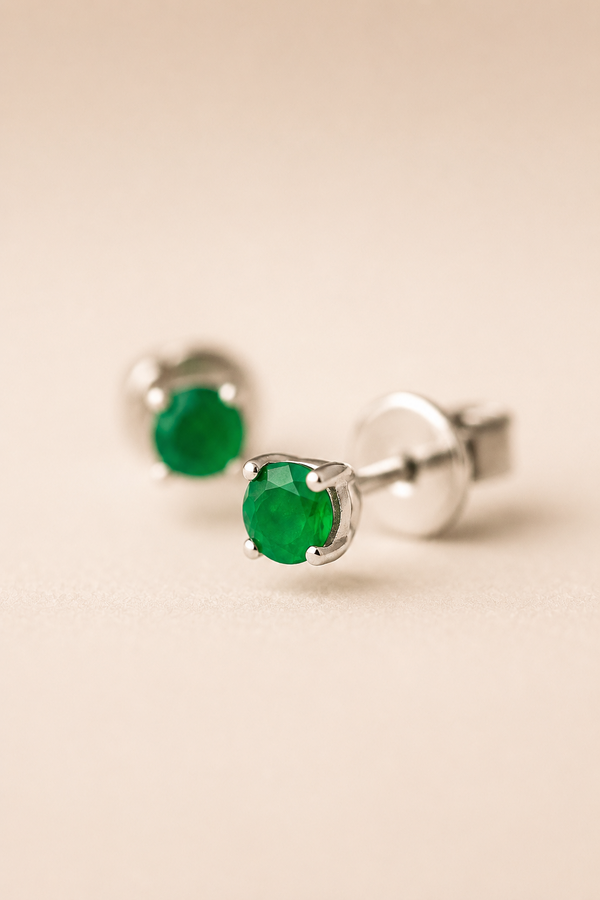 Broqueles solitario con esmeralda de 2.8 mm en oro blanco 18k