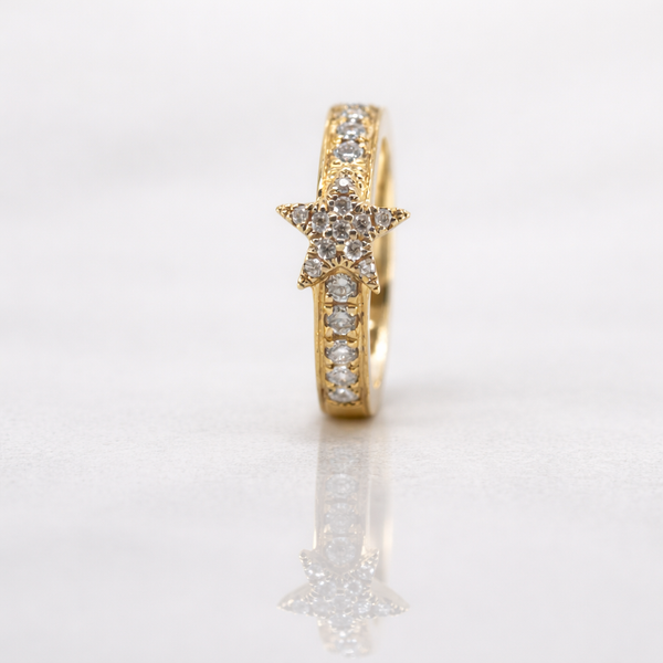 Ear cuff de estrella con diamantes en oro, sin perforación