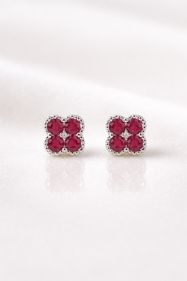 Aretes de trébol con rubíes en oro