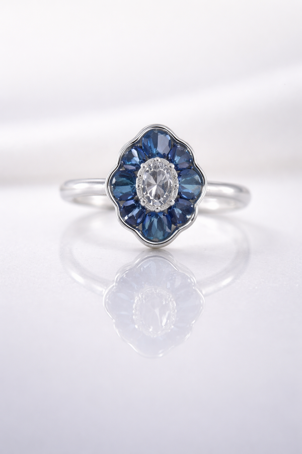 Anillo con zafiro azul claro en oro