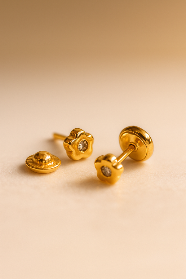 Broqueles de flor en oro amarillo 18k con diamante en el centro