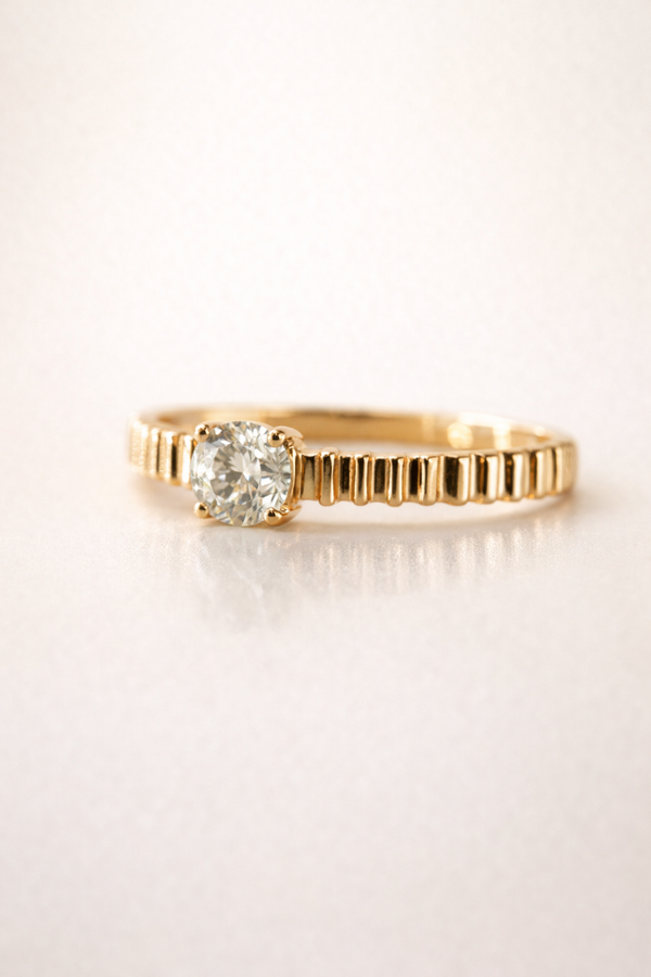Anillo de diamantes con textura orgánica en oro