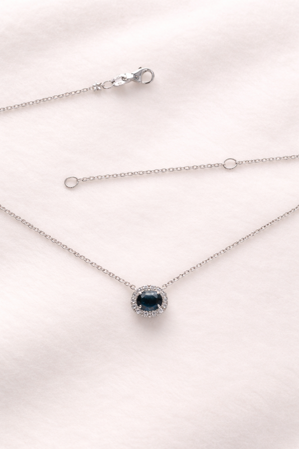 Collar con zafiro oval y halo de diamantes en oro