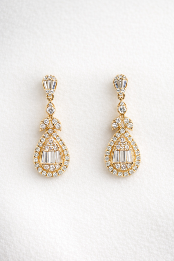 Aretes colgantes con diamante de corte pera en oro