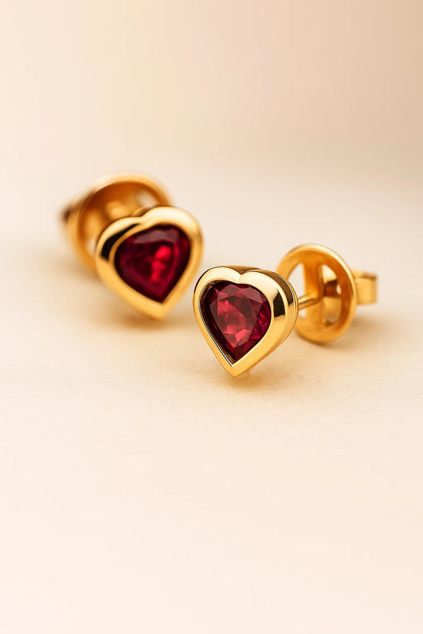 Arete individual de corazón de granate en oro 18k