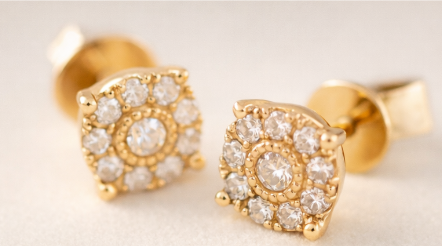 Aretes de racimo de diamantes en oro, vista 2